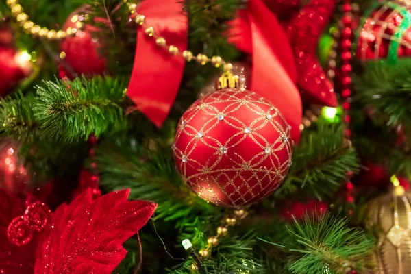 Rote Weihnachtskugel hängt am Weihnachtsbaum. — Stockfoto