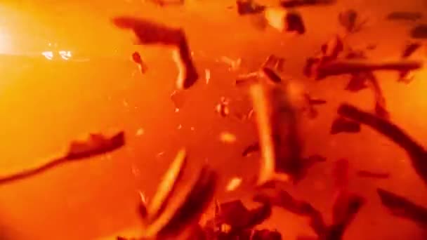 Les feuilles de thé noir flottent et tournent .