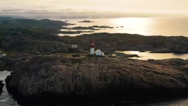 Farol Litoral. Farol de Lindesnes é um farol costeiro na ponta mais ao sul da Noruega . — Vídeo de Stock