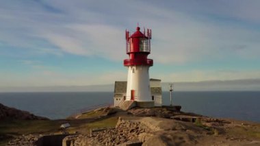 Sahil Feneri. Lindesnes Deniz Feneri Norveç 'in en güney ucundaki bir sahil feneridir..