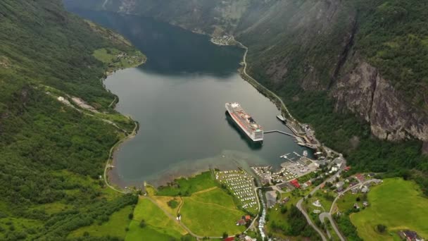 Geiranger fjord, Norvégia. Gyönyörű természet Norvégia természeti táj. — Stock videók