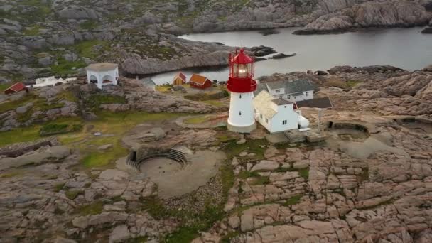 Στον παραλιακό φάρο. Ο Φάρος της Lindesnes είναι ένας Παράκτιος Φάρος στο νοτιότερο άκρο της Νορβηγίας. — Αρχείο Βίντεο