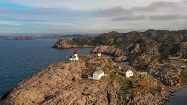 Kustvuurtoren. Lindesnes Lighthouse is een kustvuurtoren in het zuidelijkste puntje van Noorwegen. — Stockvideo