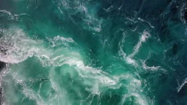 Olas de agua del río y el mar se encuentran durante la marea alta y la marea baja . — Vídeos de Stock