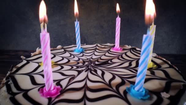 Velas en el primer plano del pastel de cumpleaños. — Vídeos de Stock