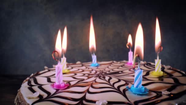 Kaarsen uitblazen op een verjaardagstaart — Stockvideo