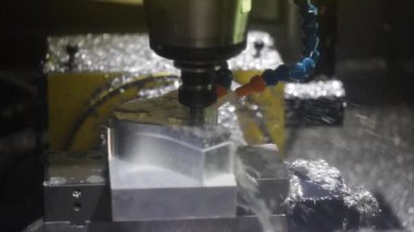 Metal işleten CNC değirmen makinesi. Metal modern işleme teknolojisi kesiliyor.
