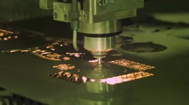 CNC Lazer yavaş çekimde metali kesiyor, modern endüstriyel teknoloji.