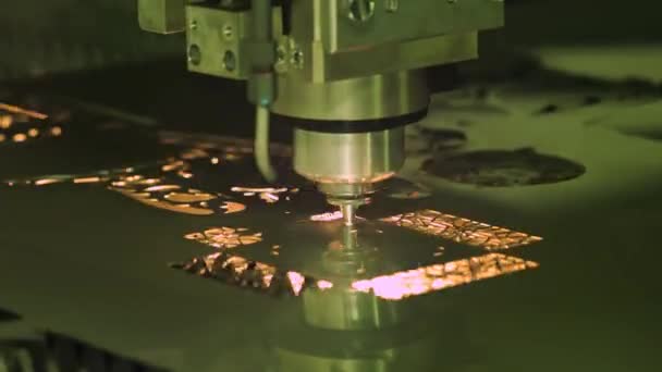 Découpe laser CNC de métal au ralenti, technologie industrielle moderne .