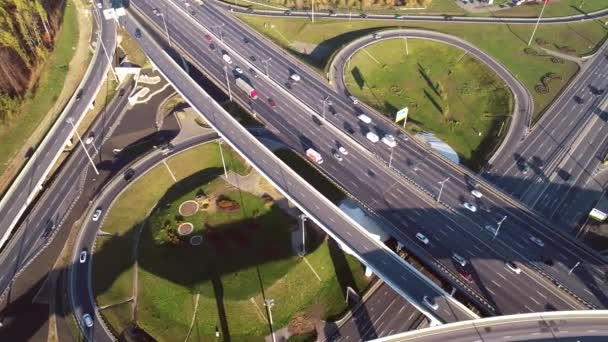 Vista aérea de una intersección de caminos de tráfico de autopista en Moscú. — Vídeos de Stock