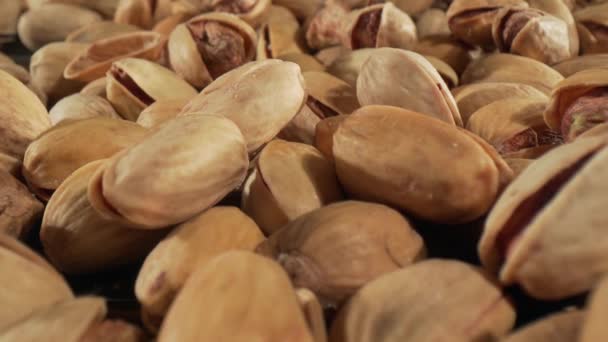 Närbild av pistaschnötter. Pistage en medlem av cashewfamiljen, är ett litet träd med ursprung i Centralasien och Mellanöstern — Stockvideo