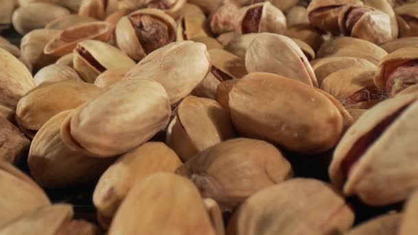 Zbliżenie orzechów pistacjowych. Pistacje członkiem rodziny nerkowca, jest małe drzewo pochodzące z Azji Środkowej i Bliskiego Wschodu — Wideo stockowe