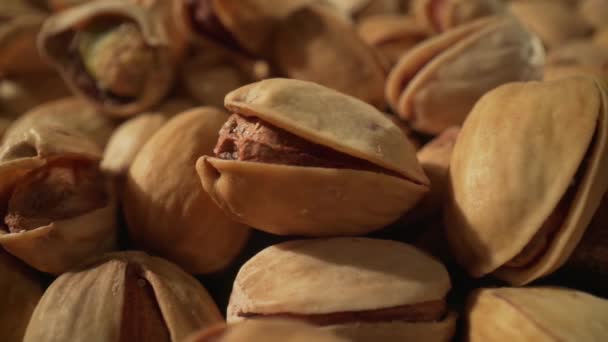 Primo piano di pistacchi. Il pistacchio un membro della famiglia anacardi, è un piccolo albero originario dell'Asia centrale e del Medio Oriente — Video Stock
