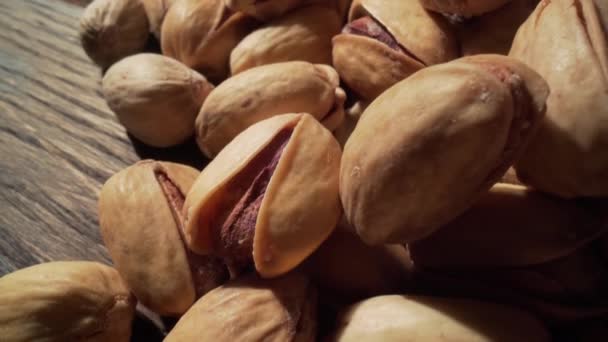 Primer plano de nuez de pistacho. El pistacho, miembro de la familia de los anacardos, es un pequeño árbol originario de Asia Central y Oriente Medio. — Vídeos de Stock