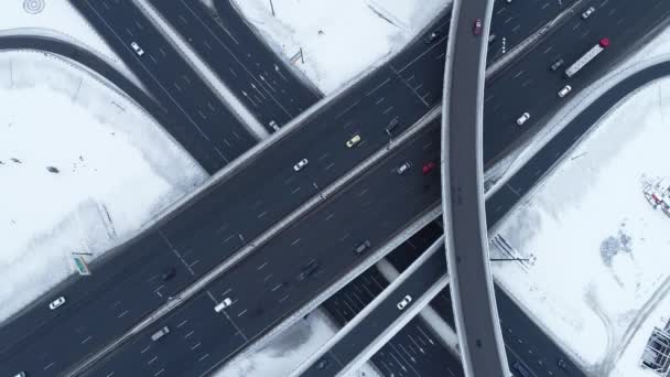Вид с воздуха на пересечение автострады, покрытое снегом зимой . — стоковое видео
