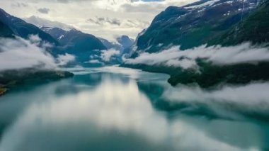Güzel doğa Norveç doğal manzara Lovatnet gölü bulutların üzerinde uçuyor..
