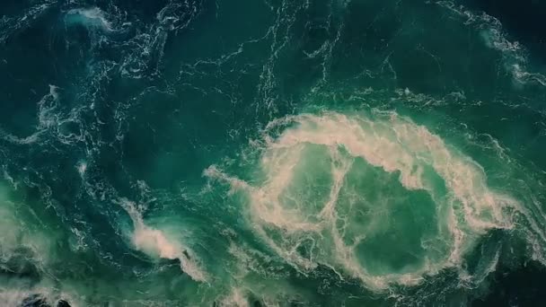 Flodens och havets vågor möter varandra under högvatten och lågvatten. — Stockvideo