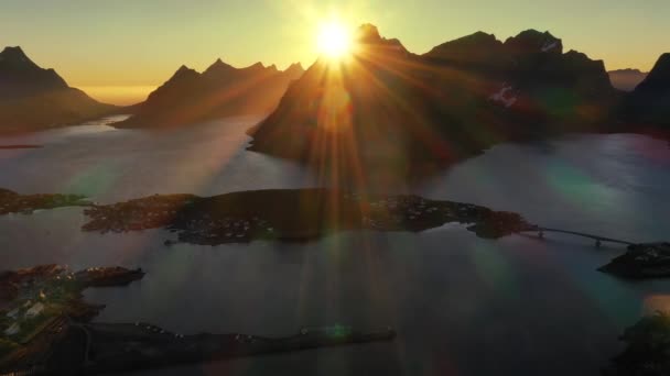 Wieczorny zachód słońca Wyspy Lofoten Norwegia. Reine Lofoten - archipelag w Norwegii, w okręgu Nordland. — Wideo stockowe