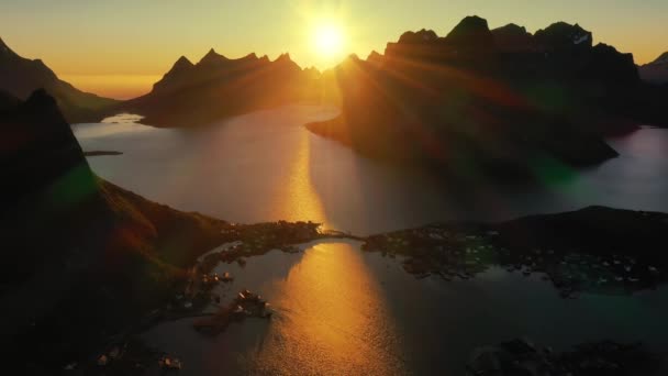 Tarde pôr-do-sol Lofoten Islands Noruega. Reine Lofoten é um arquipélago no condado de Nordland, Noruega. . — Vídeo de Stock
