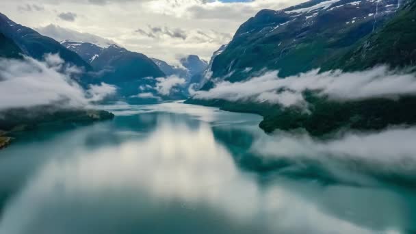 Hermosa naturaleza norway paisaje natural lovatnet lago volando sobre las nubes . — Vídeo de stock