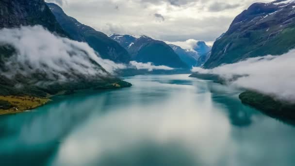 Красивая природа norway природного ландшафта lovatnet озера летать над облаками . — стоковое видео