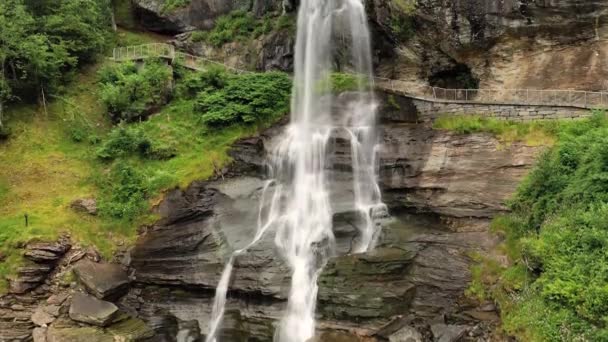 Steinsdalsfossen, Norveç 'in Hordaland ilinin Kvam ilçesine bağlı Steine köyünde yer alan bir şelaledir. Şelale Norveç 'in en çok ziyaret edilen turistik bölgelerinden biridir.. — Stok video