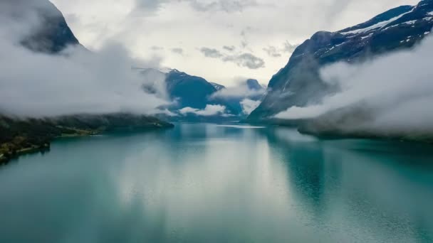 Schöne Natur Norwegen natürliche Landschaft lovatnet See fliegen über den Wolken. — Stockvideo