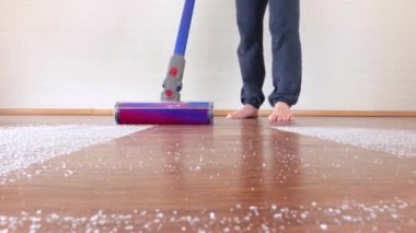 Modern kablosuz elektrik süpürgesi.