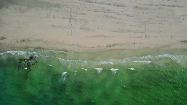 Playa de mar de olas abstractas en vista superior. — Vídeo de stock