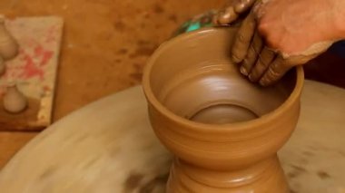 Potter iş yerinde seramik yemekler yapıyor. Hindistan, Rajasthan.