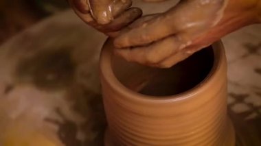 Potter iş yerinde seramik yemekler yapıyor. Hindistan, Rajasthan.