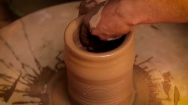 Potter iş yerinde seramik yemekler yapıyor. Hindistan, Rajasthan.