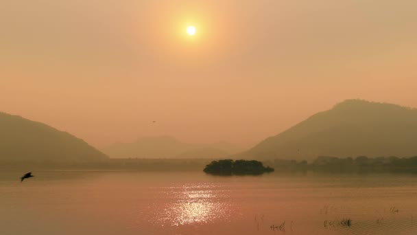 Man Sagar Lake é um lago artificial, situado em Jaipur, capital do estado indiano de Rajasthan. . — Vídeo de Stock