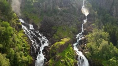Latefossen Norveç 'in en çok ziyaret edilen şelalelerinden biridir ve Norveç' in Hordaland bölgesinde Skare ve Odda yakınlarında yer almaktadır. Lotevatnet Gölü 'nden akan iki ayrı nehirden oluşur..