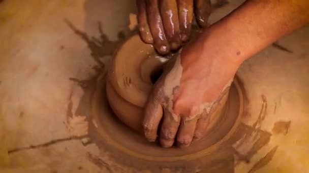 Il vasaio al lavoro fa piatti di ceramica. India, Rajasthan. — Video Stock