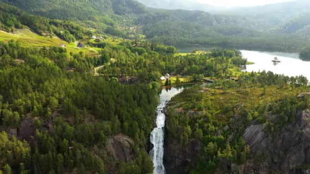 Latefossen Norveç 'in en çok ziyaret edilen şelalelerinden biridir ve Norveç' in Hordaland bölgesinde Skare ve Odda yakınlarında yer almaktadır. Lotevatnet Gölü 'nden akan iki ayrı nehirden oluşur.. — Stok video