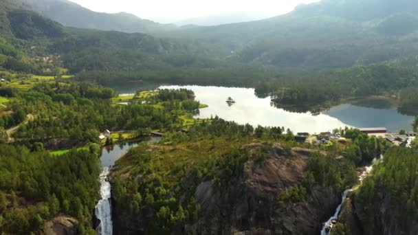 Latefossen es una de las cascadas más visitadas en Noruega y se encuentra cerca de Skare y Odda en la región de Hordaland, Noruega. Consta de dos arroyos separados que fluyen desde el lago Lotevatnet. — Vídeo de stock