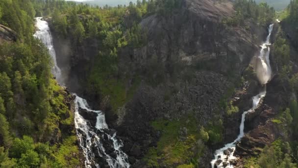 Latefossen je jedním z nejnavštěvovanějších vodopádů v Norsku a nachází se v blízkosti Skare a Odda v regionu Hordaland, Norsko. Skládá se ze dvou samostatných toků tekoucích z jezera Lotevatnet. — Stock video