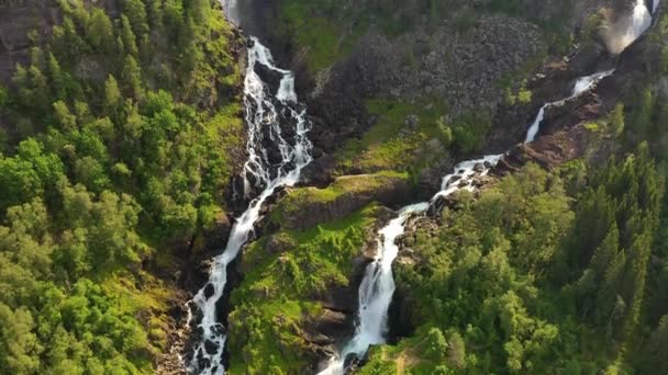 ラテフォッセンはノルウェーで最も訪問された滝の1つであり、ノルウェーのホランド地方のスカレとオッダの近くに位置しています。ロテヴァトネット湖から流れ落ちる2つの別々のストリームで構成されています. — ストック動画
