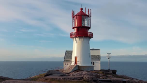 Маяк Линдеснес - это прибрежный маяк в самой южной части Норвегии. Свет исходит от линз первого порядка, которые видны на расстоянии до 17 морских миль — стоковое видео