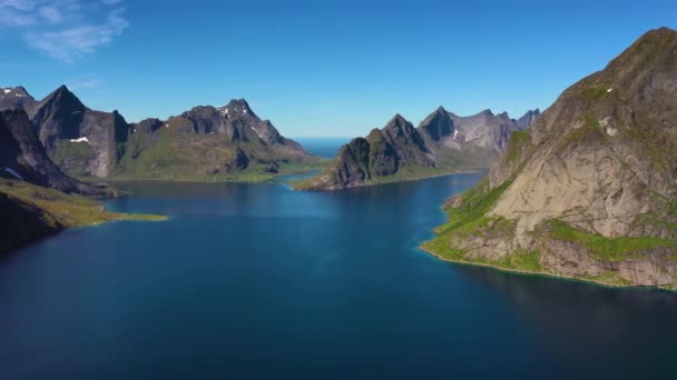 Reine Lofoten Norveç 'in Nordland eyaletinde yer alan bir takımadadır.. — Stok video