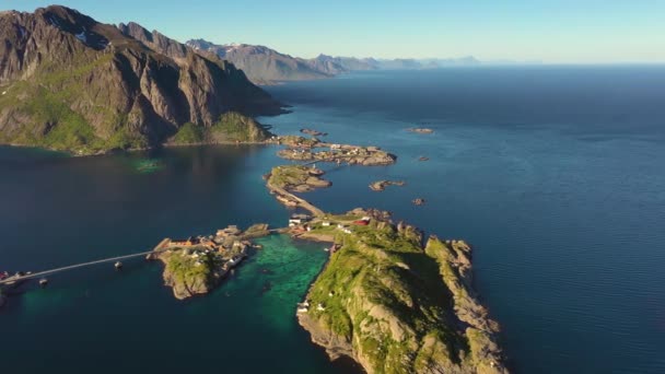 Reine Lofoten Norveç 'in Nordland eyaletinde yer alan bir takımadadır.. — Stok video