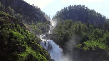 Latefossen Norveç 'in en çok ziyaret edilen şelalelerinden biridir ve Norveç' in Hordaland bölgesinde Skare ve Odda yakınlarında yer almaktadır. Lotevatnet Gölü 'nden akan iki ayrı nehirden oluşur..