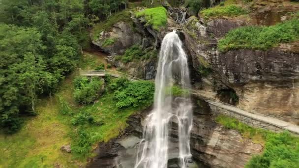 Steinsdalsfossen is een waterval in de Noorse gemeente Kvam, provincie Hordaland. De waterval is een van de meest bezochte toeristische plekken in Noorwegen. — Stockvideo