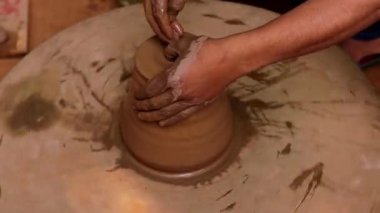 Potter iş yerinde seramik yemekler yapıyor. Hindistan, Rajasthan.