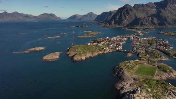 Henningsvaer Lofoten Norveç 'in Nordland eyaletinde yer alan bir takımadadır.. — Stok video