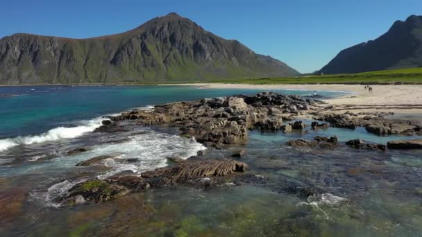 Beach Lofoten adaları Norveç 'in Nordland eyaletinde yer alan bir takımadalardır.. — Stok video