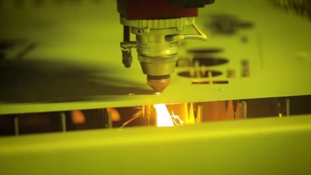 CNC Lazer yavaş çekimde metali kesiyor, modern endüstriyel teknoloji. — Stok video