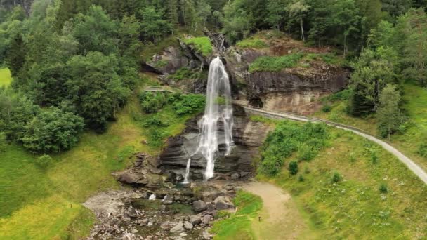 Steinsdalsfossen, Norveç 'in Hordaland ilinin Kvam ilçesine bağlı Steine köyünde yer alan bir şelaledir. Şelale Norveç 'in en çok ziyaret edilen turistik bölgelerinden biridir.. — Stok video