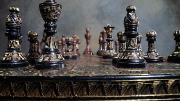 Винтажные шахматы крупным планом — стоковое видео